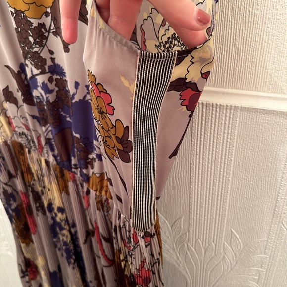Beautiful Floral Silk Liu Jo Dress in size L - Picture 5 of 6